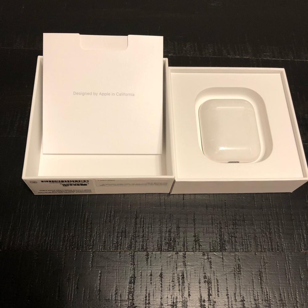 Apple AirPods w/Charging case 1st Gen